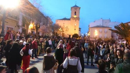 Ambiente en la Plaza de España a la llegada de la Comitiva de la Embajada