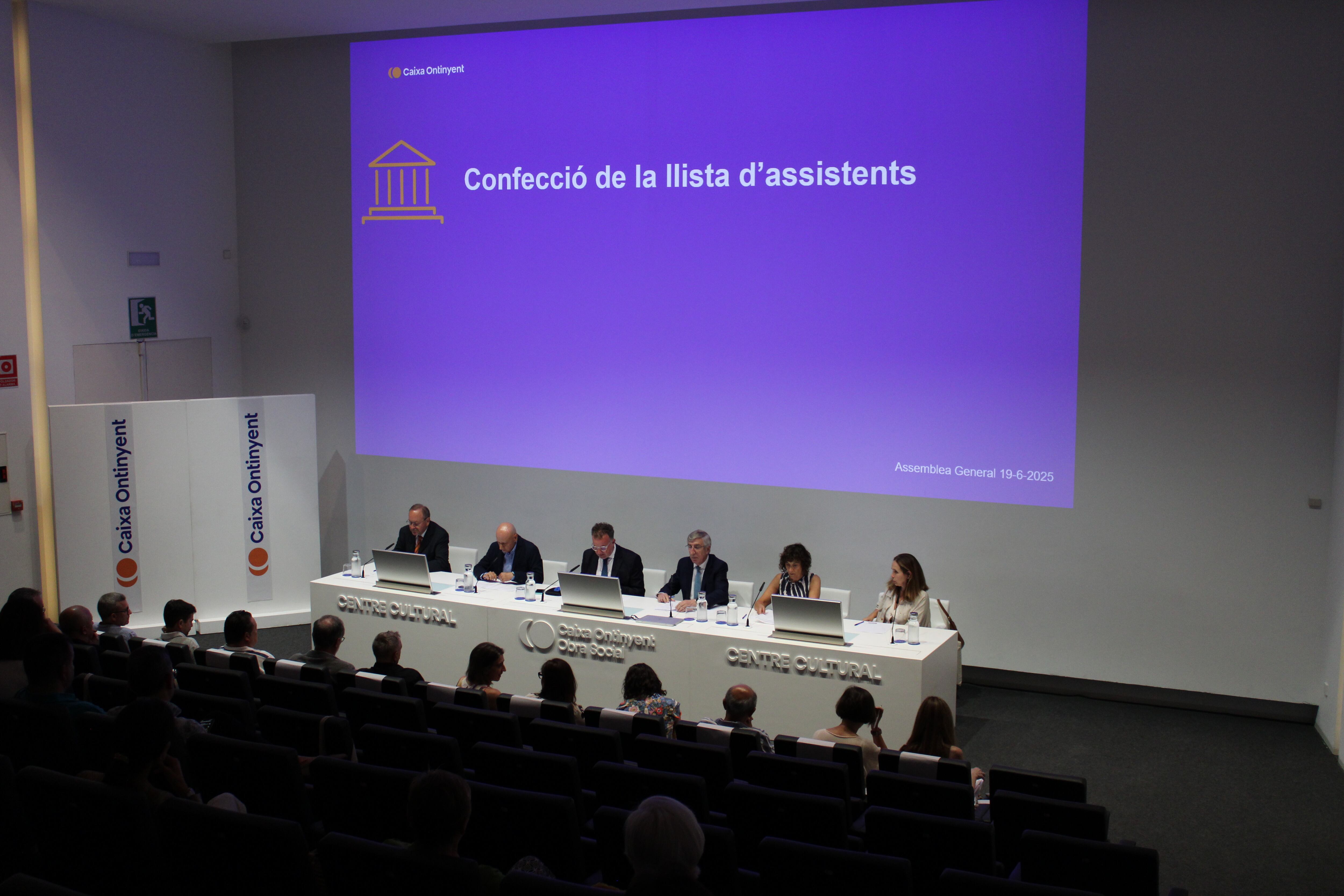 Miembros de la Asamblea General de Caixa Ontinyent durante la sesión ordinaria en la que se aprobaron las cuentas de 2024