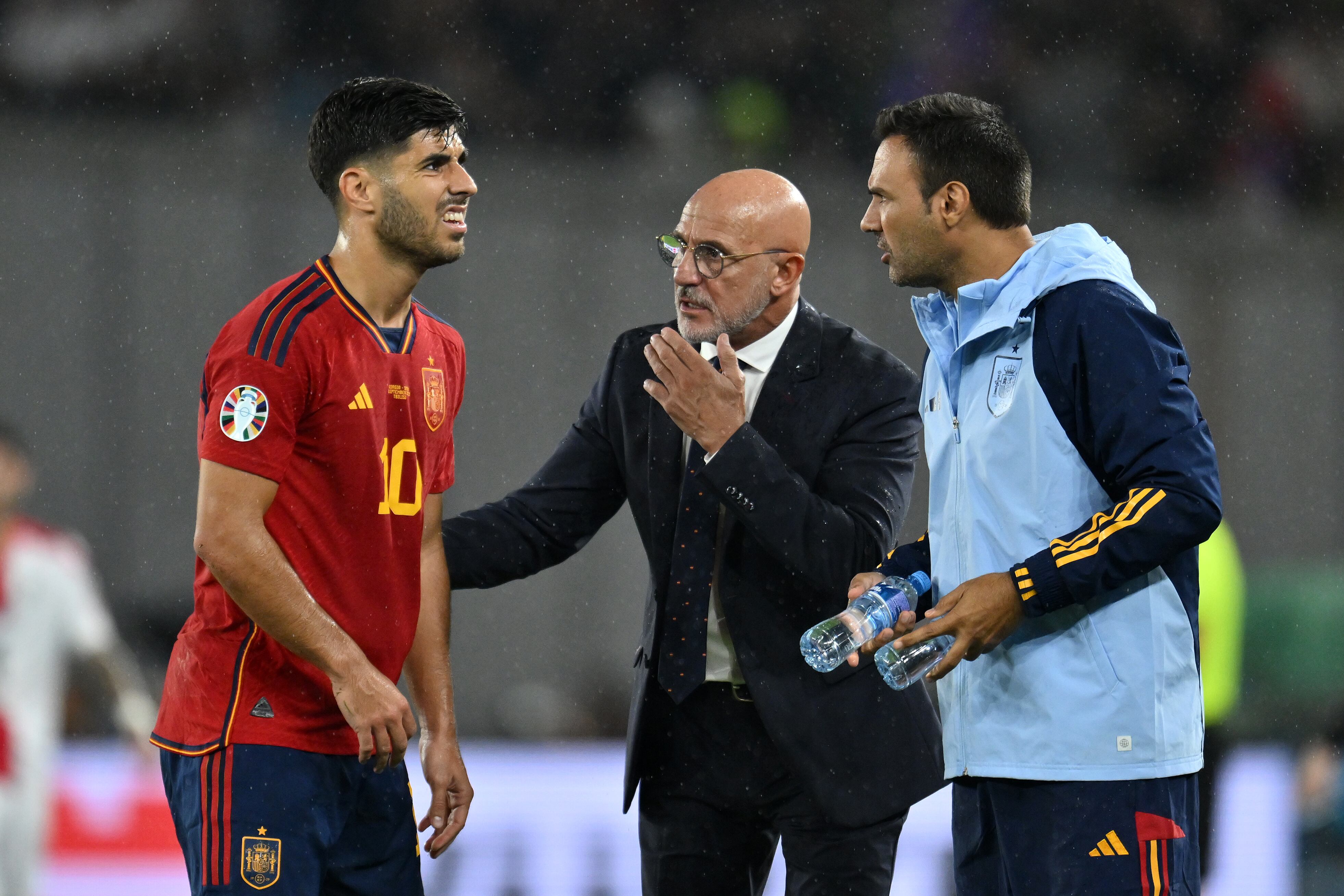 Marco Asensio habla con Luis De la Fuente tras sufrir una lesión en el partido contra Georgia