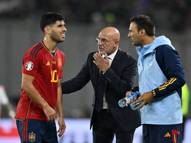 Marco Asensio habla con Luis De la Fuente tras sufrir una lesión en el partido contra Georgia
