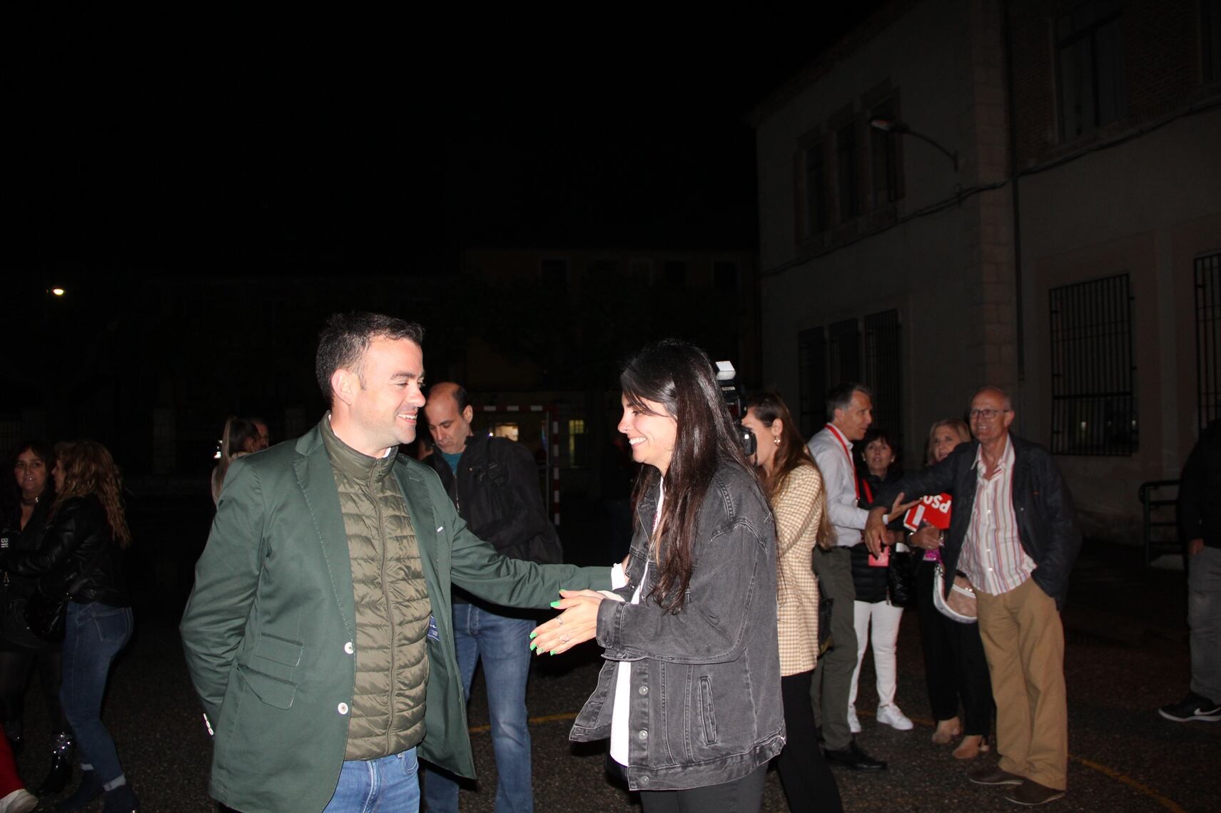 Carlos Fraile, PSOE y Lucía Arranz de IU, se felicitan del resultado electoral