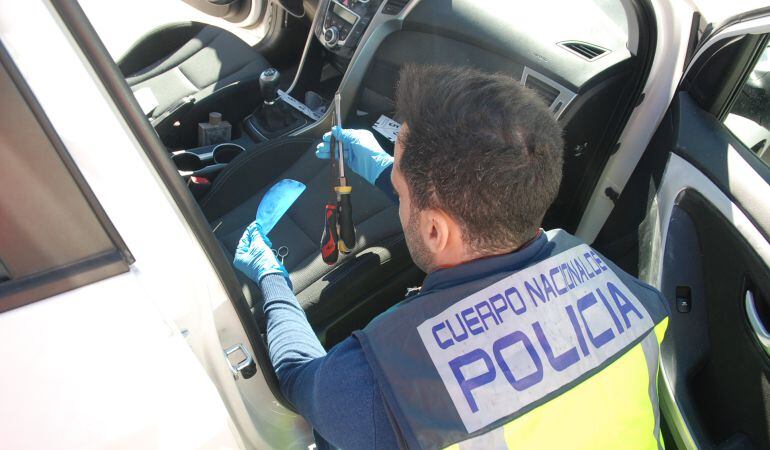 Un agente, durante el registro de los vehículos sustraídos en la operación policial
