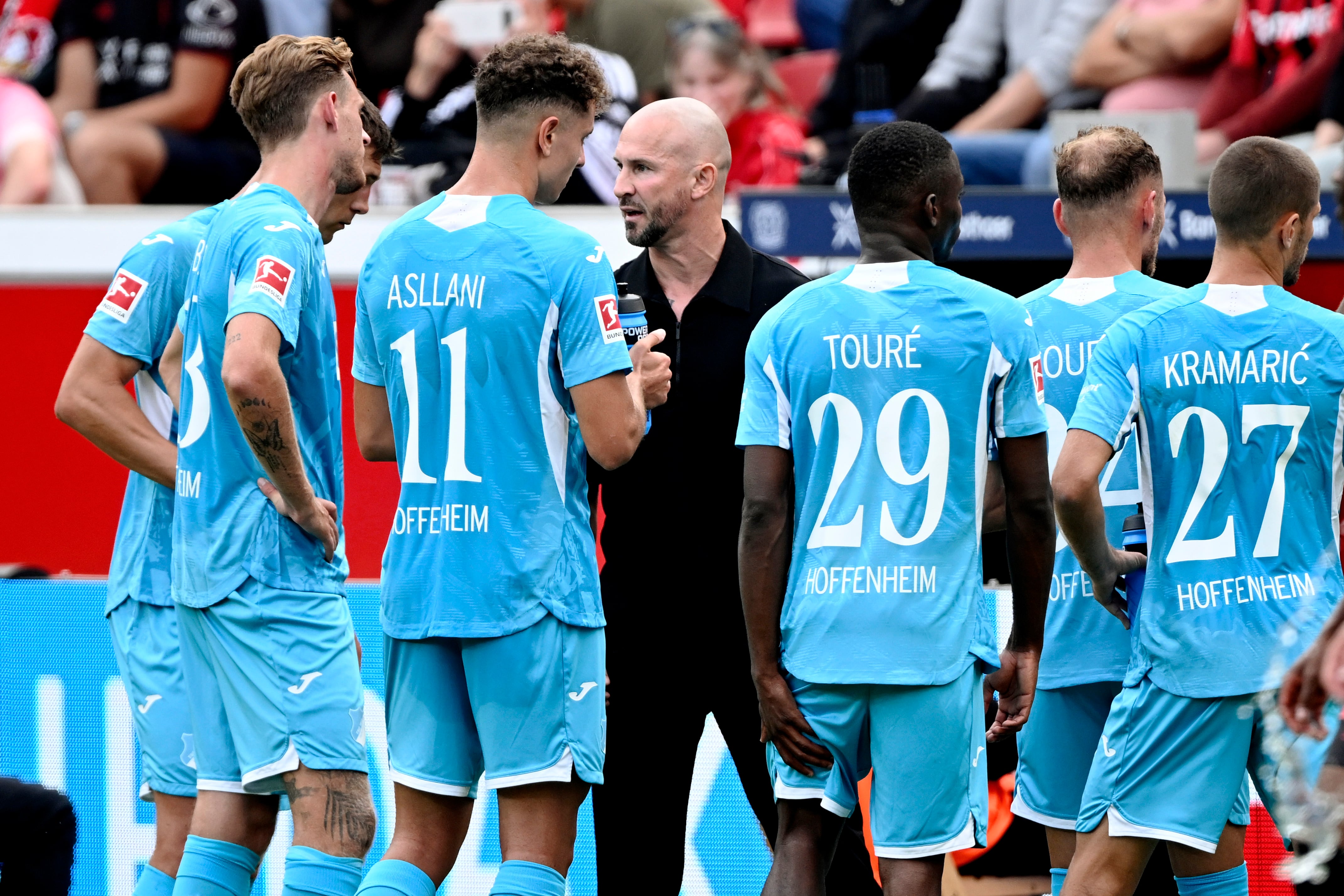 Christian Ilzer habla con sus jugadores. (Gerrit van Keulen/Soccrates/Getty Images)