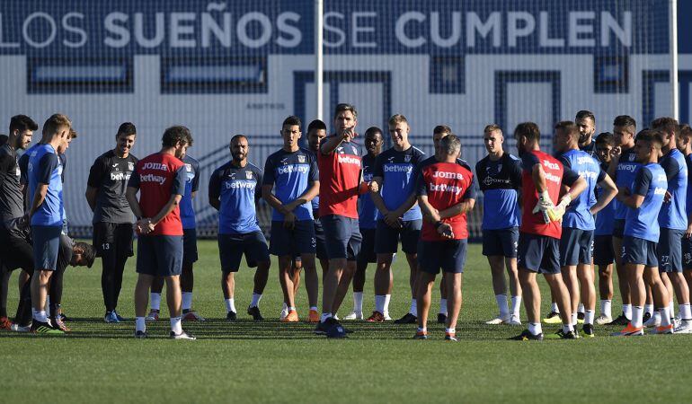 Pellegrino da instrucciones a sus jugadores durante una sesión de esta pretemporada.