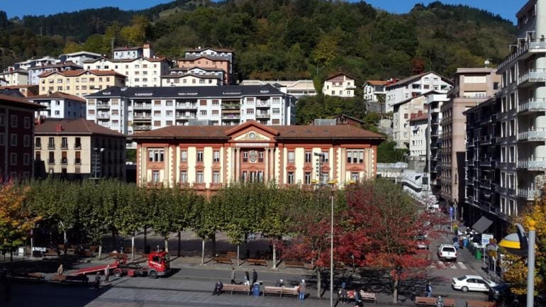 Imagen del Ayuntamiento de Eibar y el entorno de la plaza de Unzaga