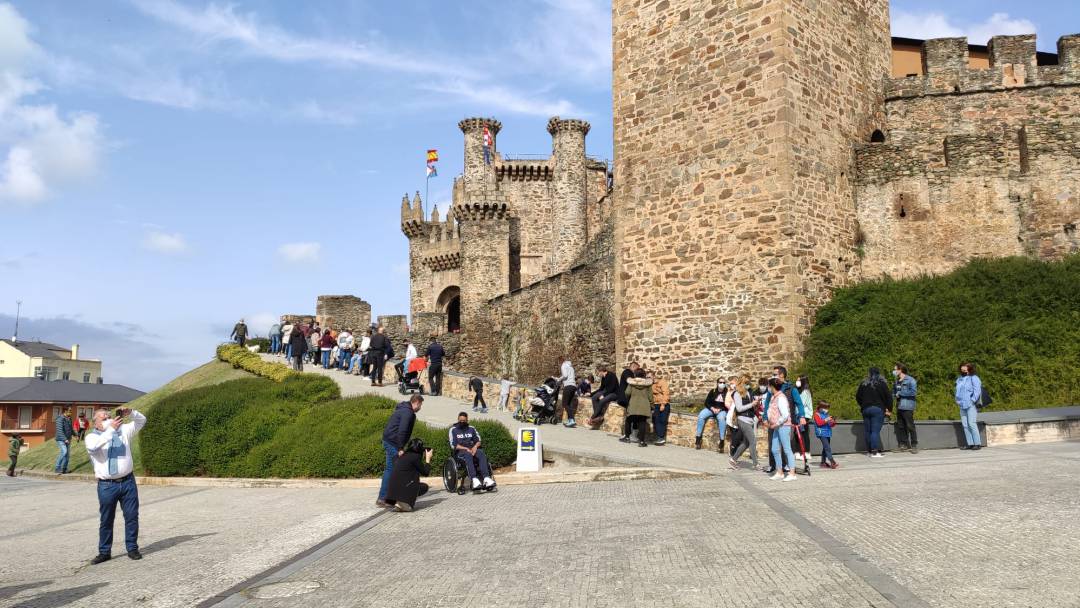 Colas en Semana Santa frente al castillo de los Templarios