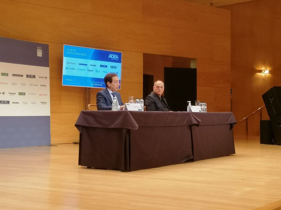 Javier Tebas, presidente de La Liga, y Salvador Arenere, presidente de Adea, en el foro celebrado en el Auditorio