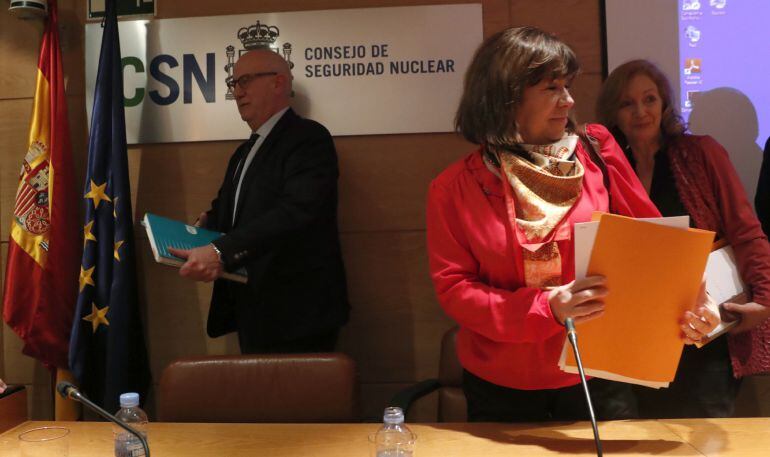 El presidente del Consejo de Seguridad Nuclear (CSN), Fernando Marti Scharfhausen (i) y Cristina Narbona, uno de cinco consejeros que integran el CSN, durante la rueda de prensa ofrecida esta tarde en Madrid tras el pleno del CSN donde se ha aprobado un d