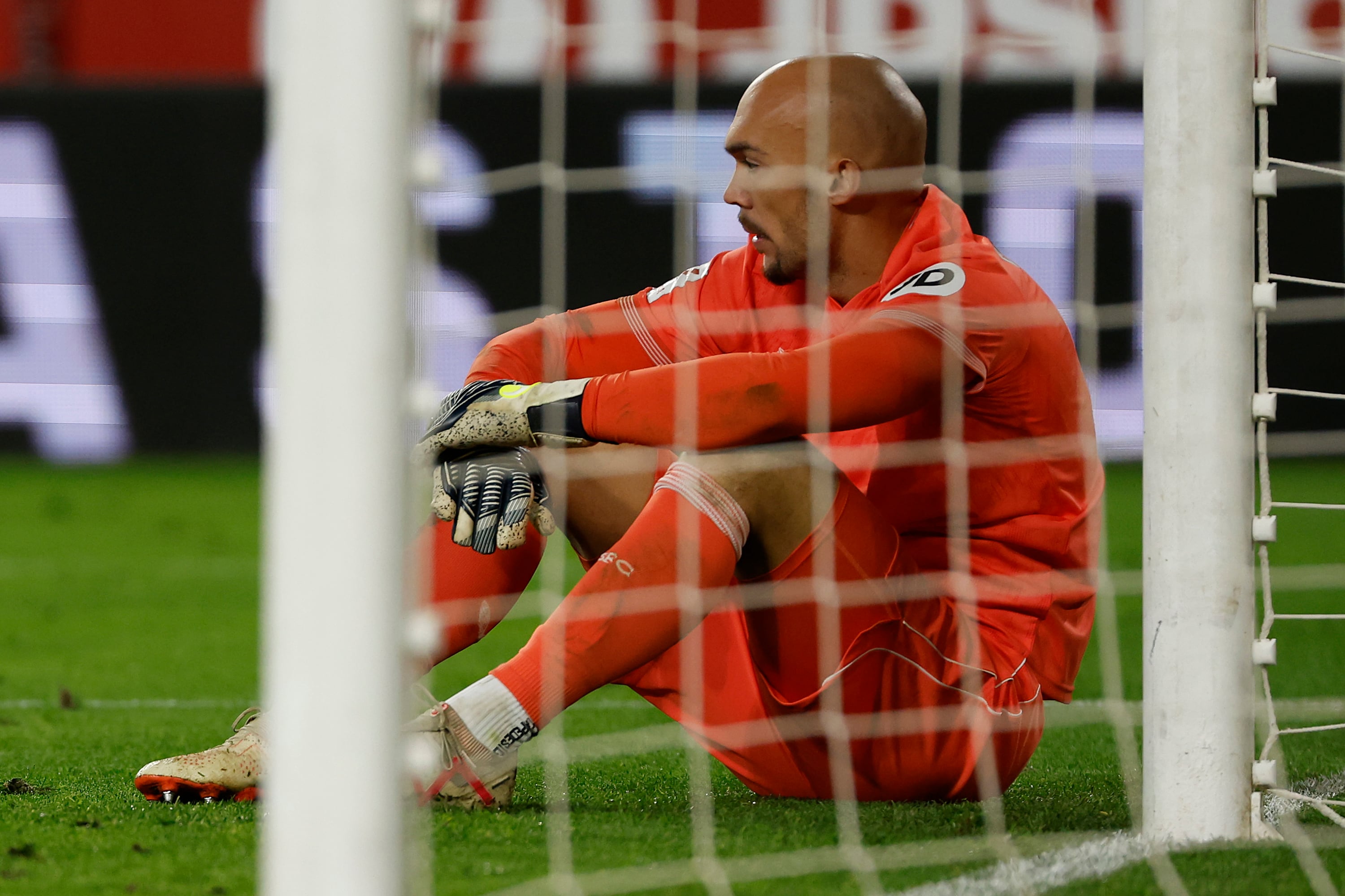 SEVILLA, 12/01/2024.- El portero del Sevilla, Marko Dimitrovic, tras encajar el tercer gol ante el Alavés durante el partido de LaLiga de fútbol que Sevilla FC y Deportivo Alavés han disputado este viernes en el estadio Ramón Sánchez-Pizjuán. EFE/Julio Muñoz
