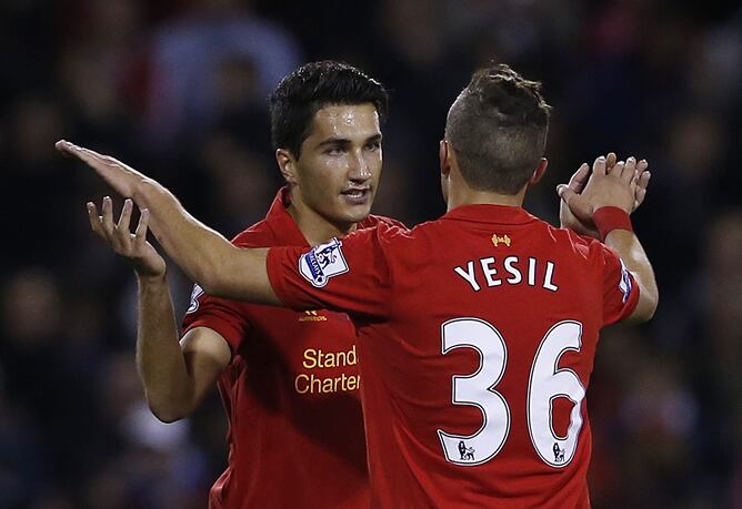 El turco Nuri Sahin celebra con su compañero Yesil uno de los goles que marcó en la Copa de la Liga.