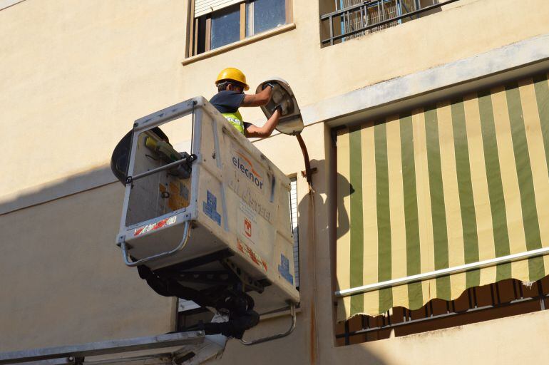 El Ayuntamiento atienden las averías de alumbrado que se suceden de forma simultanea en varios barrios dela ciudad