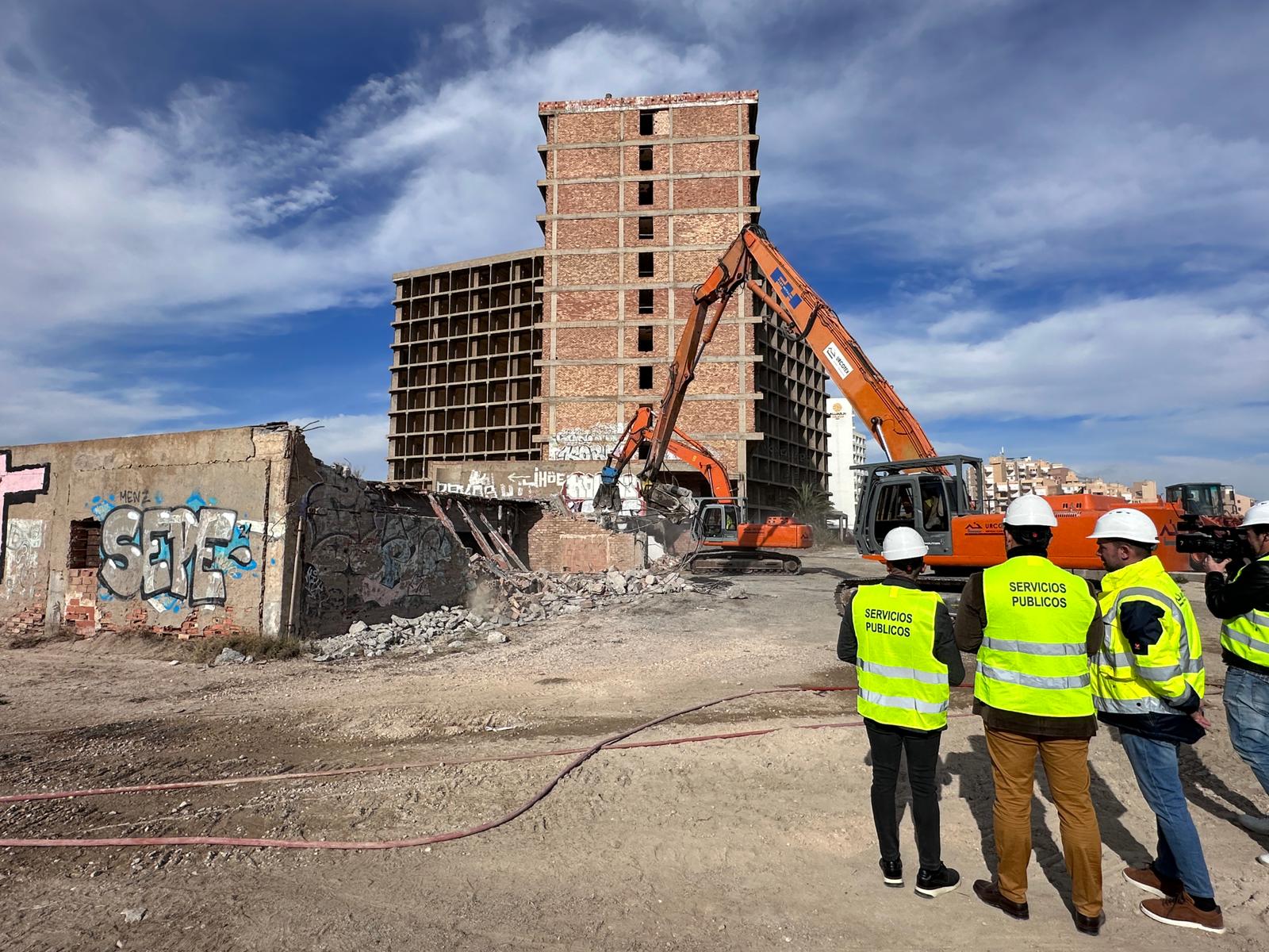 Esta mañana han comenzado las labores de demolición del edificio Lagoymar