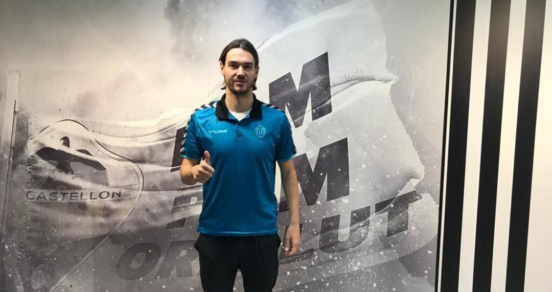 René Khrin ya es nuevo jugador del CD Castellón tras firmar su contrato hasta final de temporada