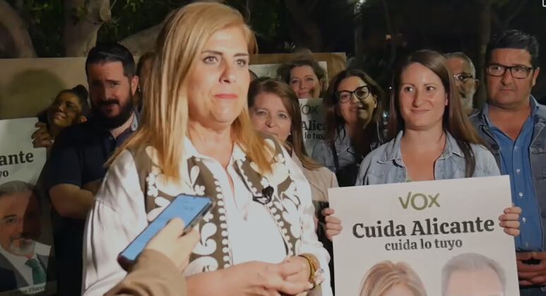 Carmen Robledillo, candidata a la alcaldía de Alicante por VOX, durante el acto de pegada de carteles