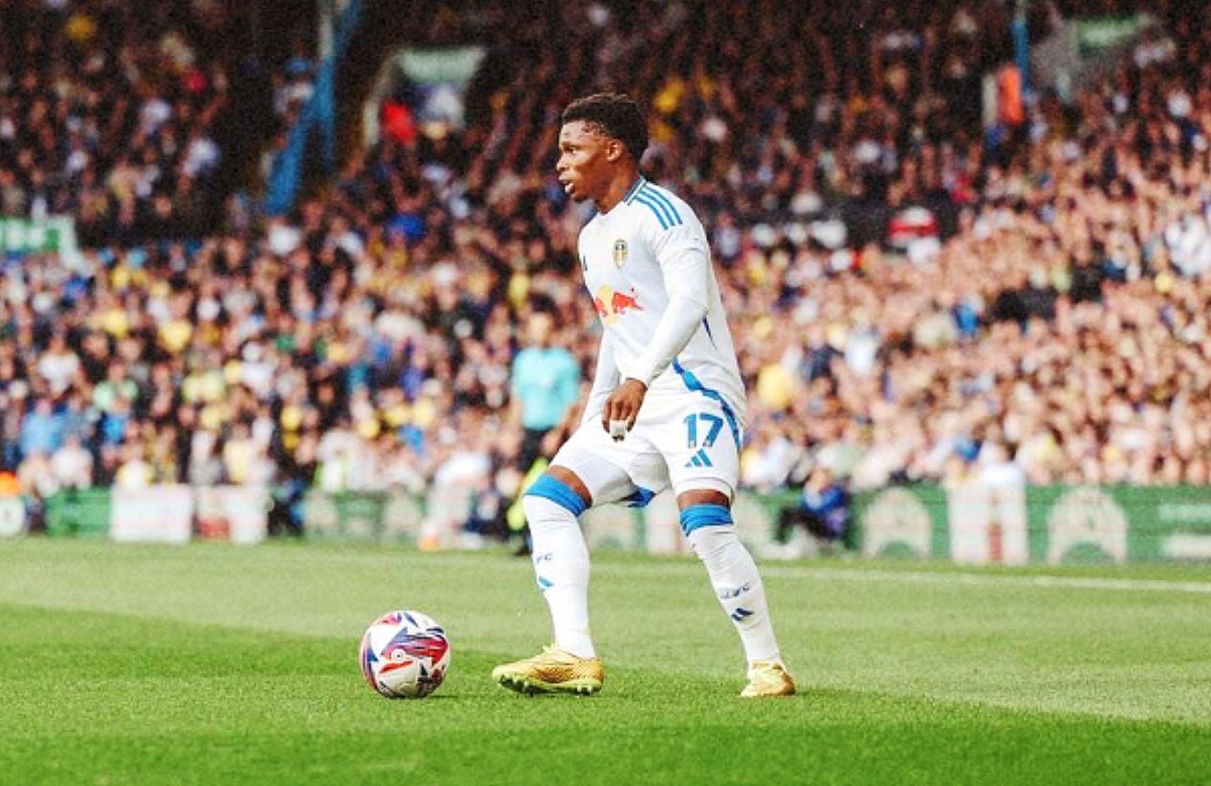 Ramazani con el Leeds United con el balón controlado.