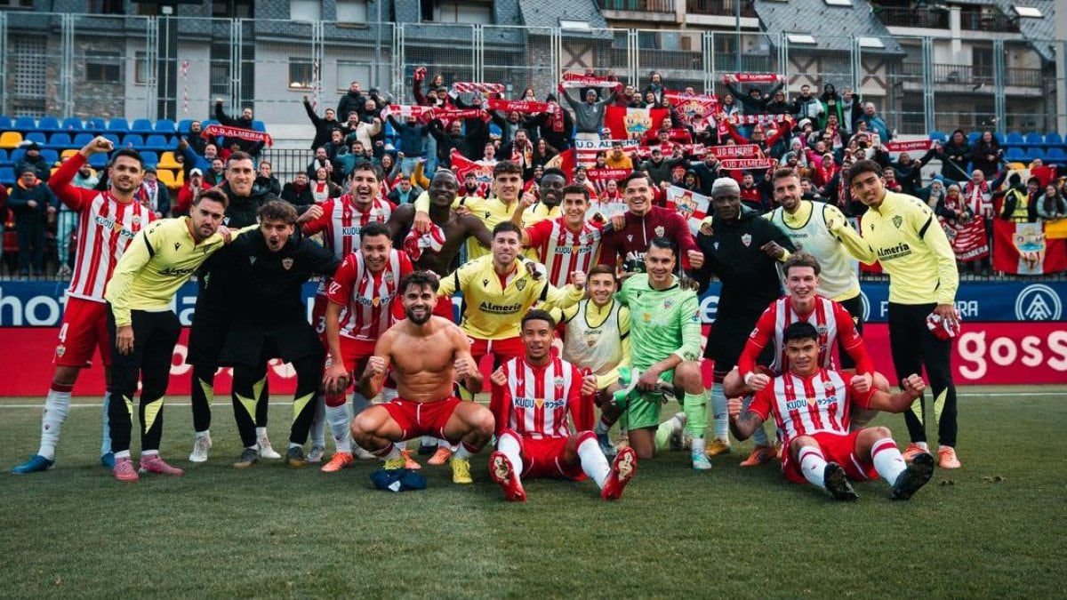 La imagen que demuestra el compromiso y que poco a poco el Almería se está acercando a sus fieles aficionados.