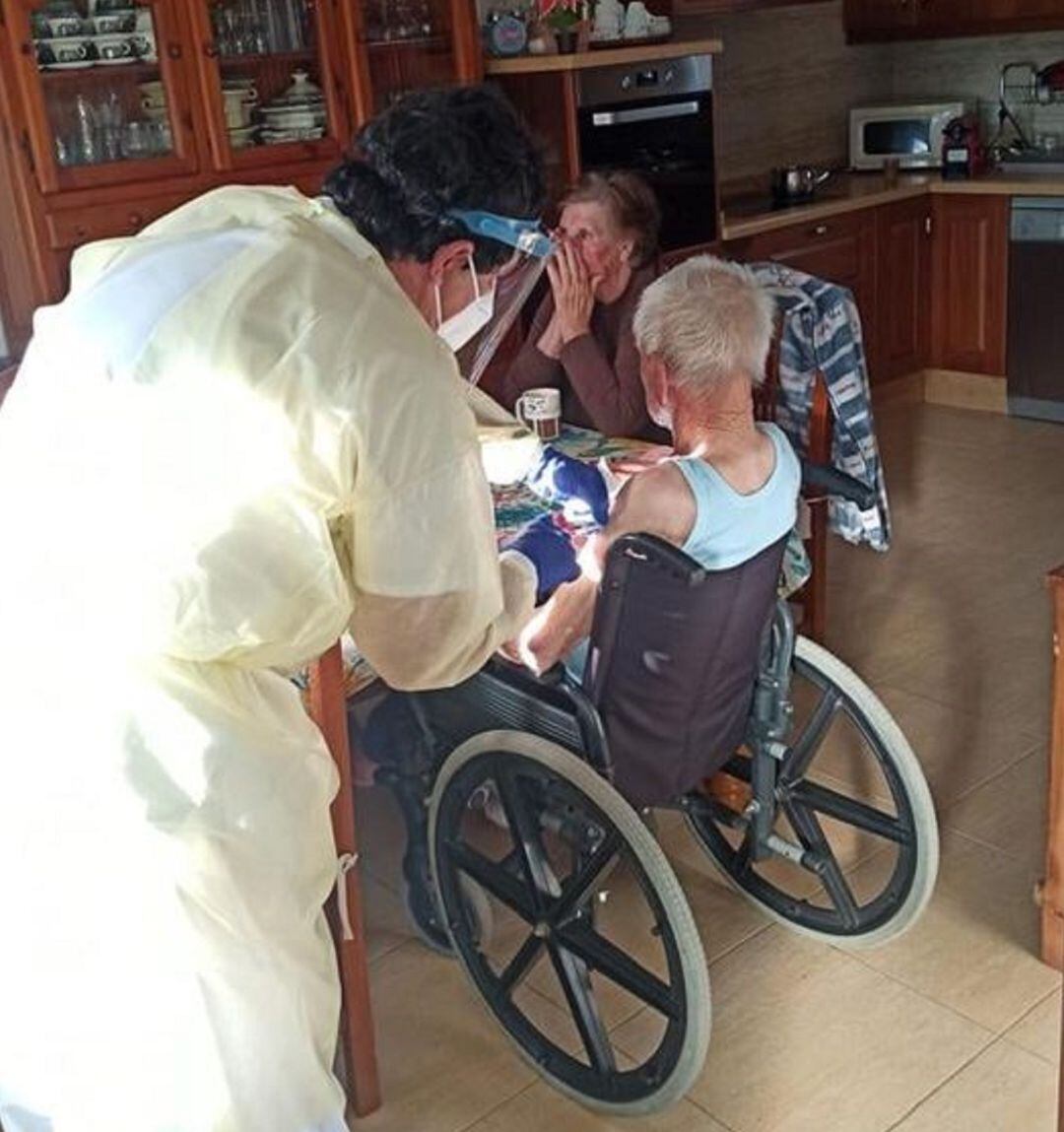 Vacunación a domicilio de grandes dependientes en Lanzarote.