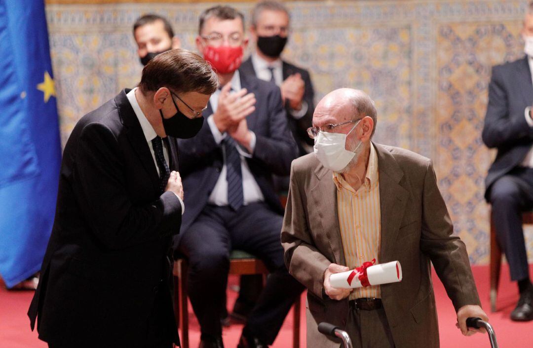 El president de la Generalitat, Ximo Puig, entrega el Premi de les Lletres Valencianes al escritor y traductor Marc Granell en el Palau de la Generalitat durante este 9 d’octubre que se celebra con un programa adaptado para prevenir la expansión de la pandemia del coronavirus, pero reivindicando la historia de fortaleza y resilencia del pueblo valenciano