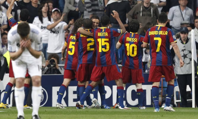 Los jugadores F. C. Barcelona celebran su primer gol frente al Real Madrid, obra del argentino Leo Messi (2d), en partido correspondiente a la ida de la semifinal de la Liga de Campeones, que ambos equipos disputan esta noche en el estadio Santiago Bernab