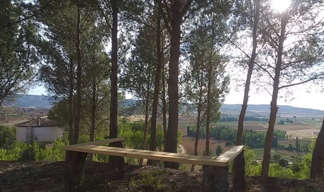 Uno de los bancos instalados por José Ignacio Marín en Ribatajada.