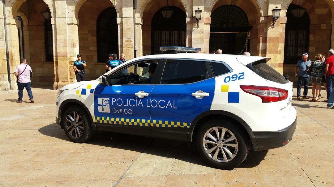 Vehículo de la flota de la Policía Local en la Plaza del Ayuntamiento de Oviedo