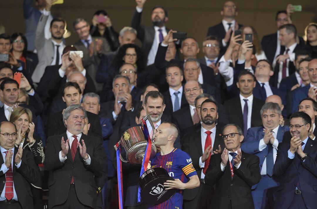 Andrés Iniesta amb la Copa del Rei guanyada al Sevilla del dia dels fets