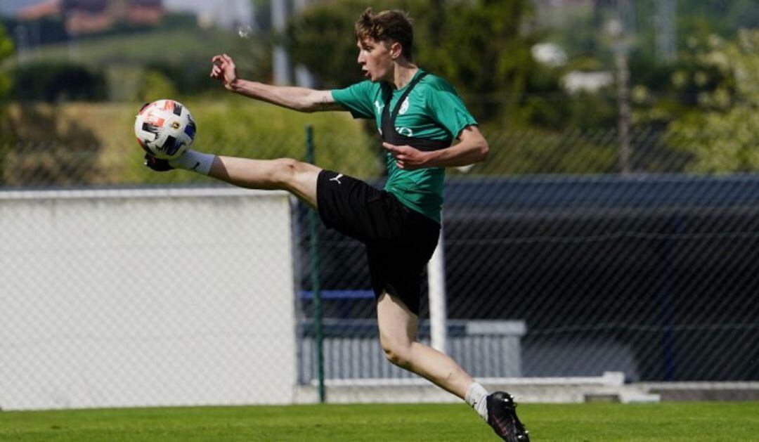 Antonio Poo ha completado 2 entrenamientos con el primer equipo esta semana