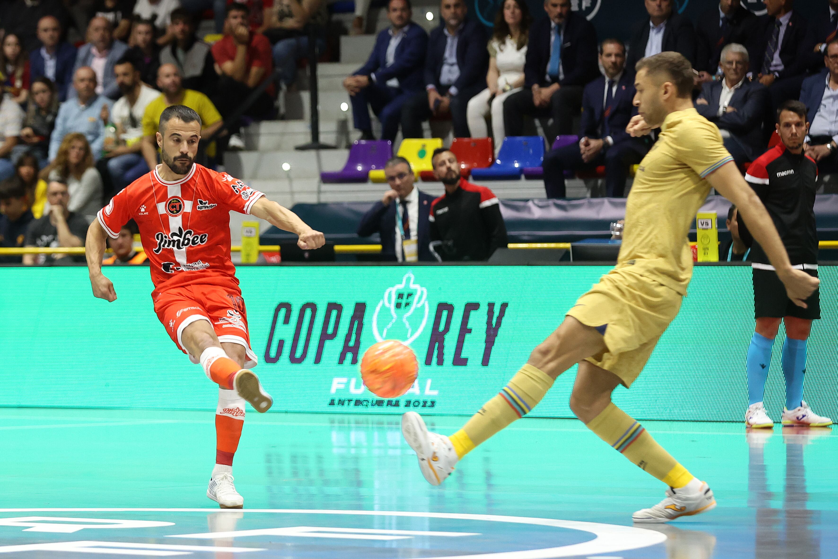 Antequera (Málaga), 02/04/2023.- El jugador del Cartagena, Juanpi (i), golpea el balón ante el jugador del FC Barcelona, Pito, durante el encuentro correspondiente a la final de la Copa del Rey disputado hoy domingo en el pabellón Fernando Argüelles de Antequera. EFE/Daniel Pérez.
