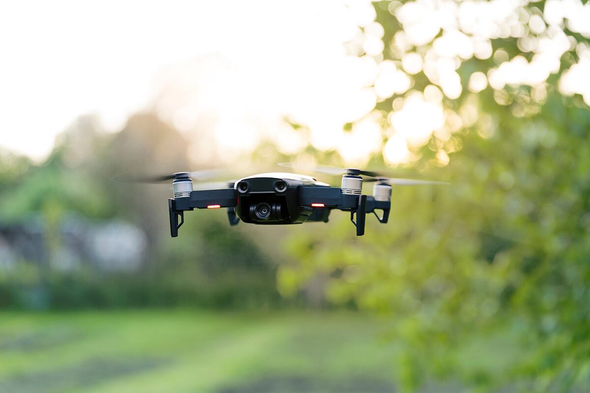 Un dron sobrevolando un campo.