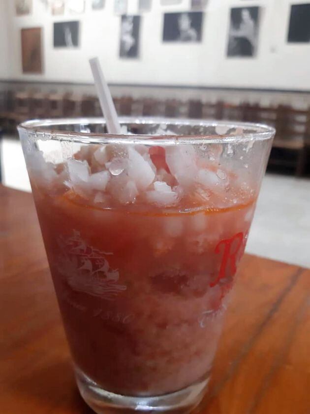 Primero vuelco, el líquido con la guarnición en vaso ancho y con cuchara