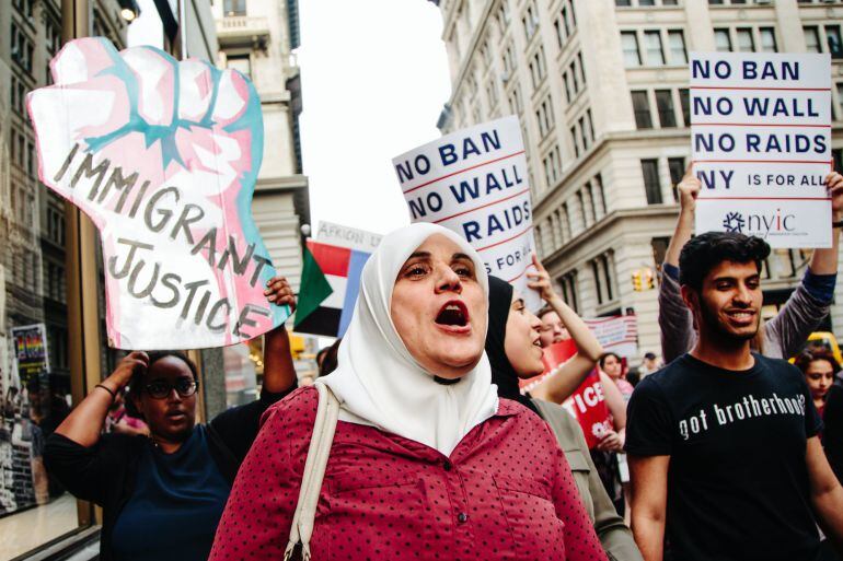 Cientos de personas participan en una manifestación para protestar por la separación de familias bajo la prohibición de viajar impuesta por el presidente estadounidense Donald J. Trump 