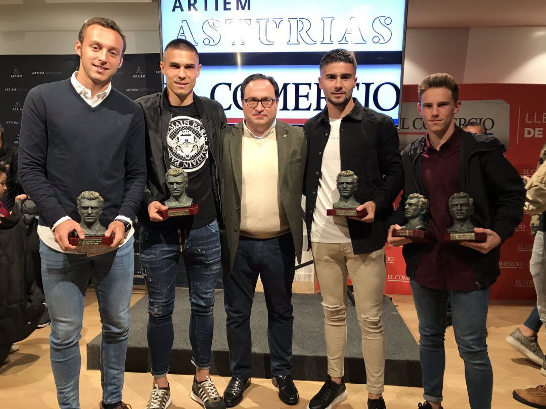 Fernández posa con los cuatro jugadores del Sporting homenajeados en los Trofeos Quini: Toquero, Djurdjevic, Álvaro Santamaría y Álex García Oyón