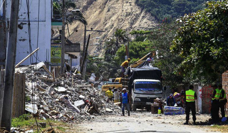 Autoridades y trabajadores remueven escombros despues del terremoto en Canoa (ECUADOR). 