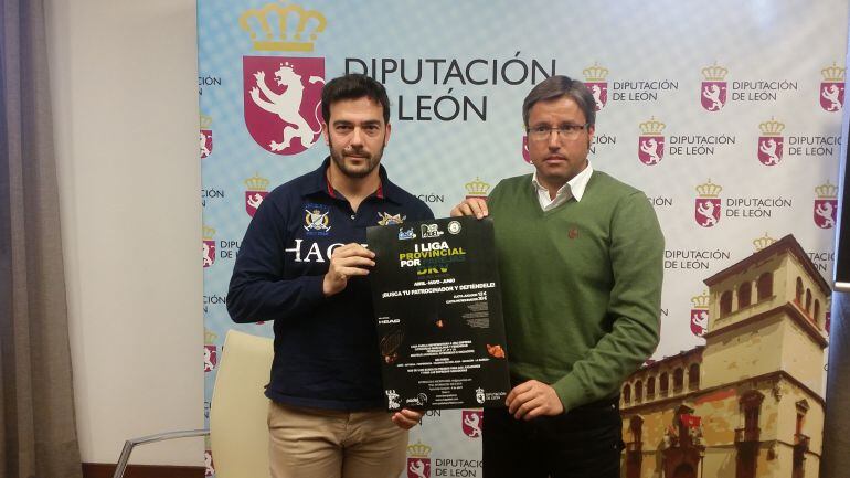 Luis Freire y Emilio Orejas posan con el cartel del torneo