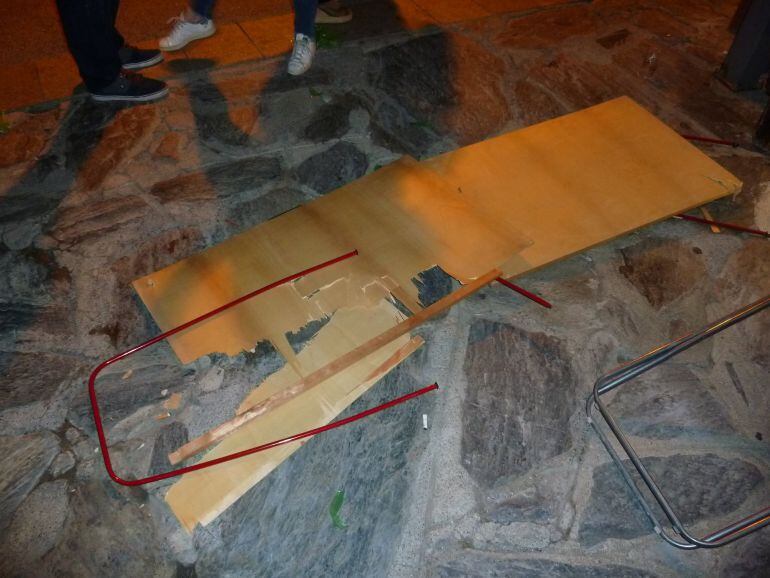 Estat en què va quedar el punt d'informació d'Stop Violències després de l'agressió d'un individu