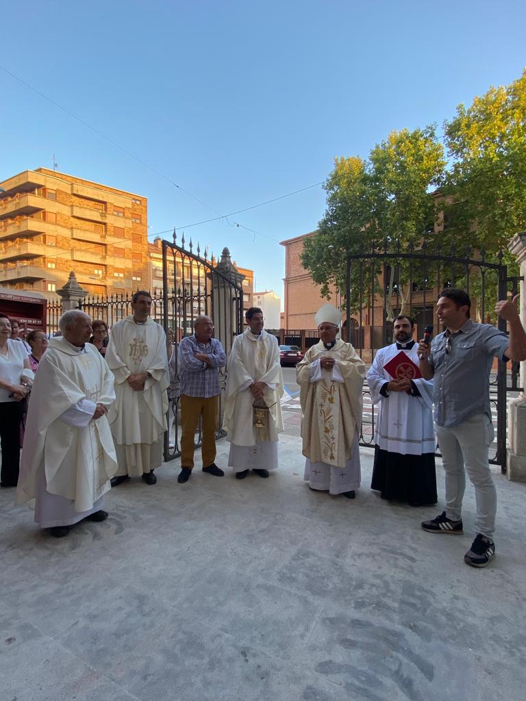 El artista arandino Nano Lázaro explica su nueva obra a los asistentes a la inauguración de las obras del templo de San Juan de la Vera Cruz