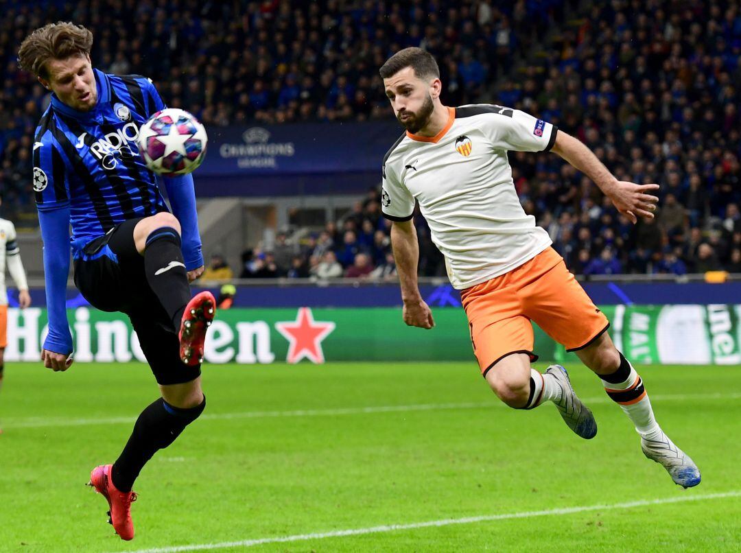 Gayà, en San Siro frente al Atalanta.
