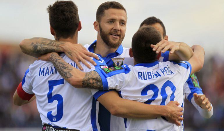 Los jugadores del C. D. Leganés celebran el primer gol frente a la UE Llagostera, durante el partido de la penúltima jornada de Liga Adelante  en el estadio municipal de Butarque, en Leganés (Madrid).