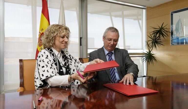 Eva Díaz Tezanos y José Ignacio Asensio firman el nuevo convenio de las basuras.