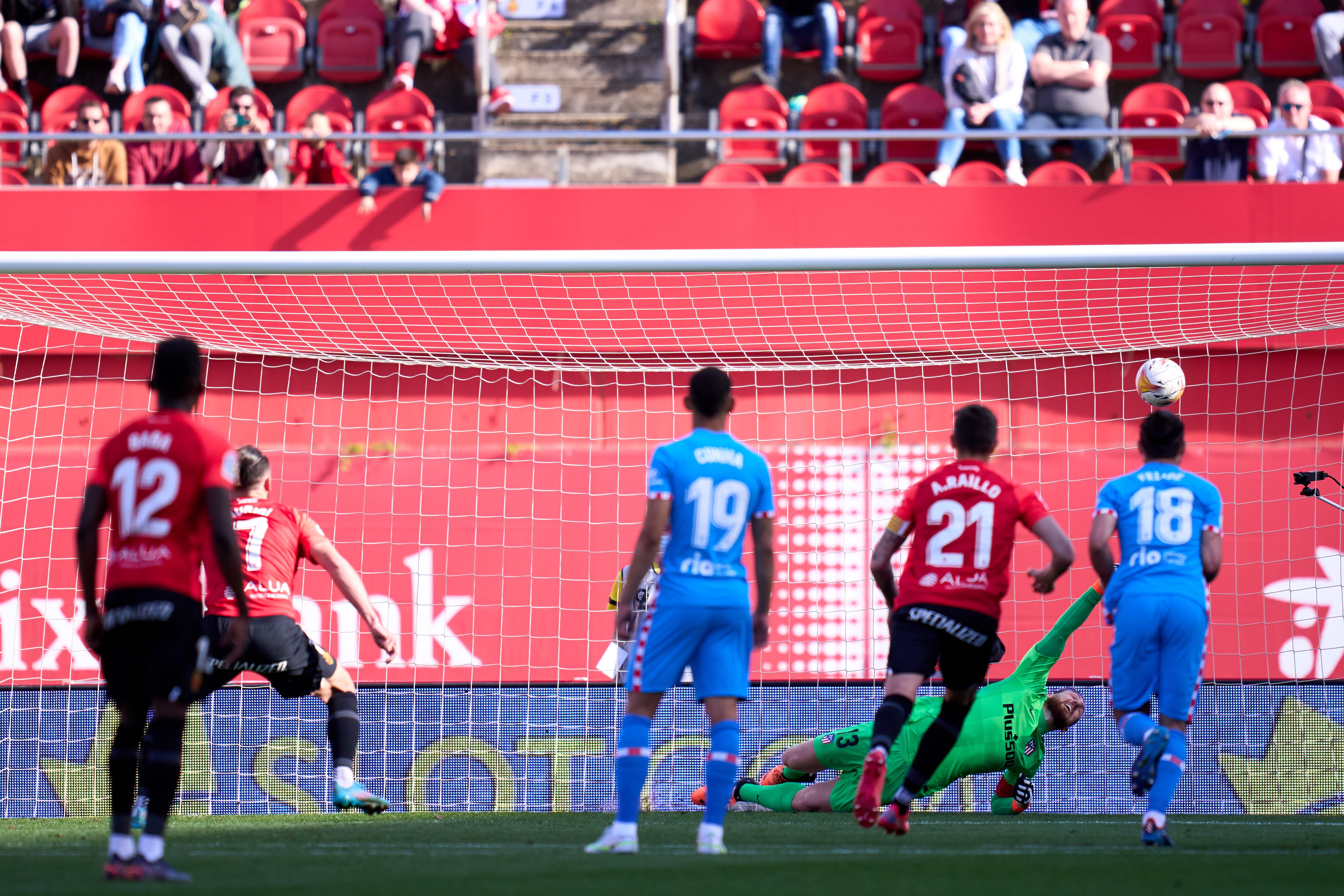 Vedat Muriqi, lanzando el penalti de la victoria