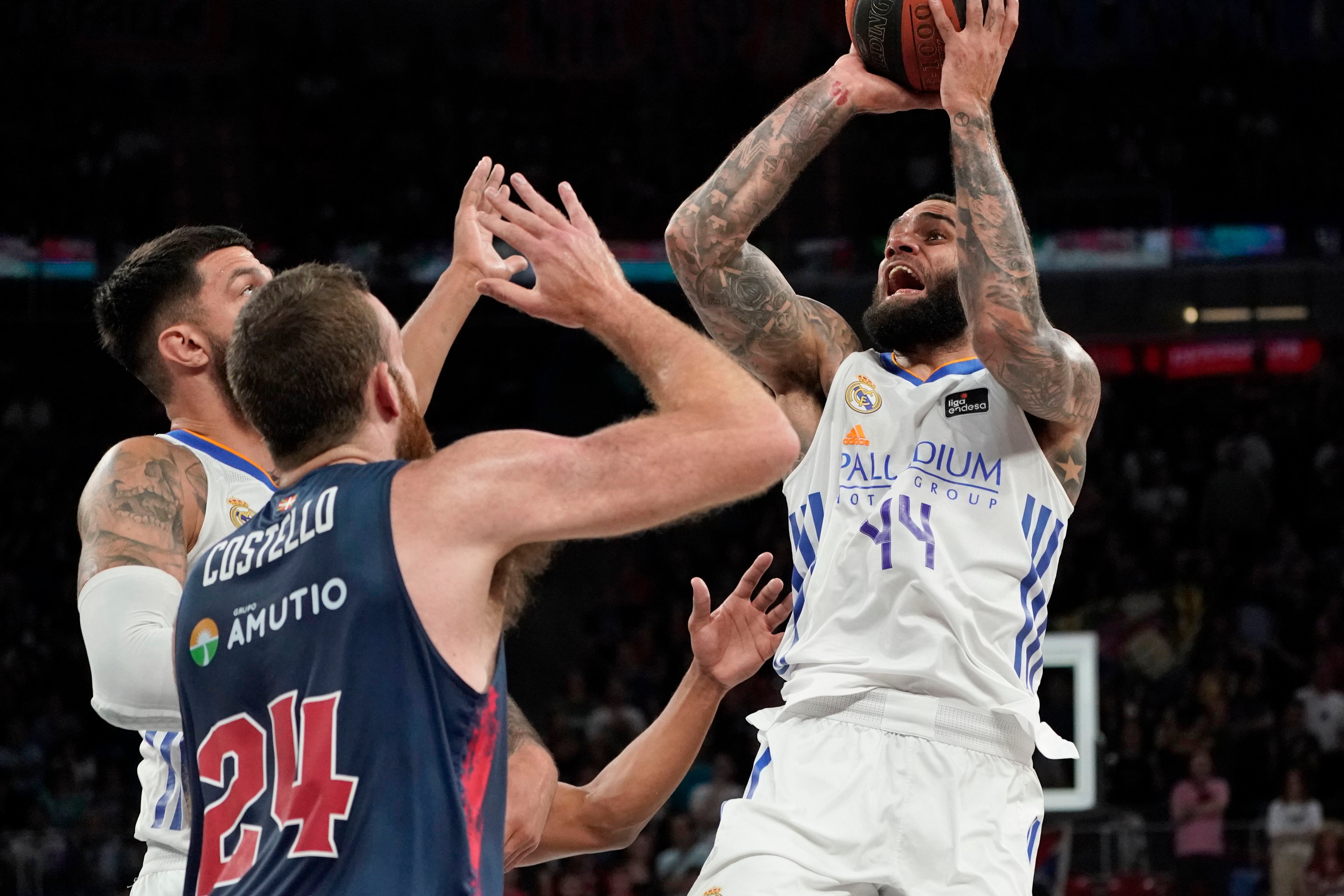 El alero sueco del Real Madrid Jeffery Taylor (d) lanza a canasta ante el estadounidense Matt Costello, del Baskonia, durante el tercer encuentro de semifinales de la Liga ACB que Baskonia y Real Madrid disputan hoy martes en el Buesa Arena, en Vitoria. EFE