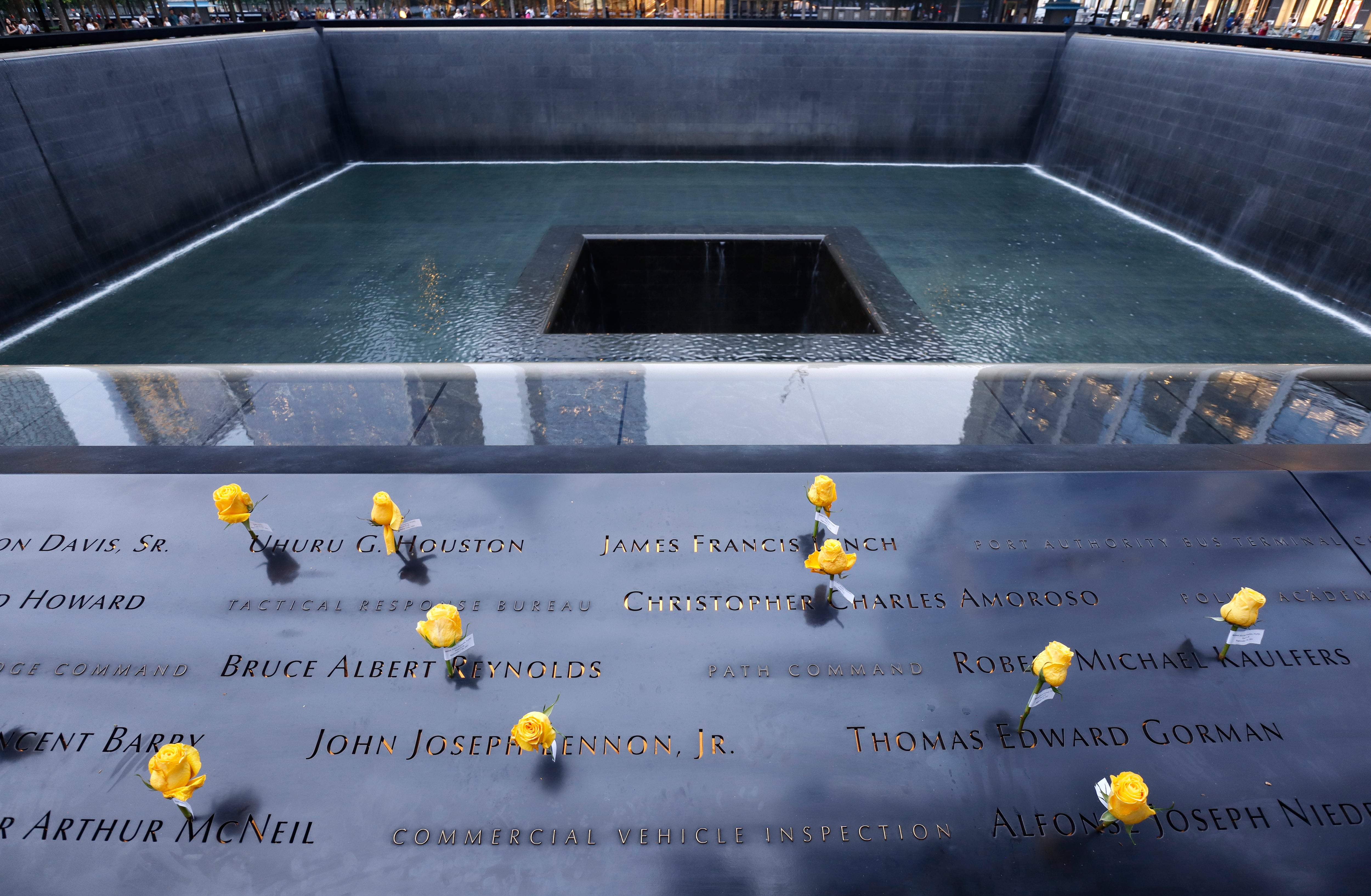 Flores en el memorial que recuerda a las víctimas en el lugar donde estaban emplazadas las Torres Gemelas