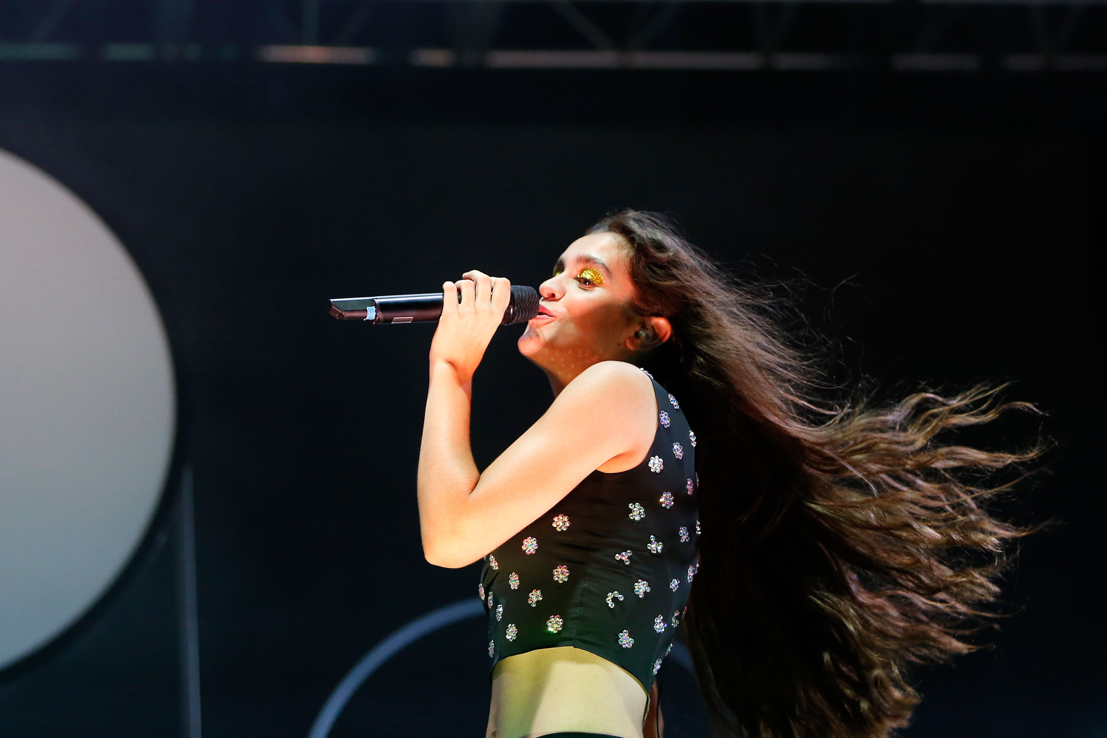 La compositora y cantante Amaia Romero durante su actuación hoy sábado en el Low Festival de Benidorm.