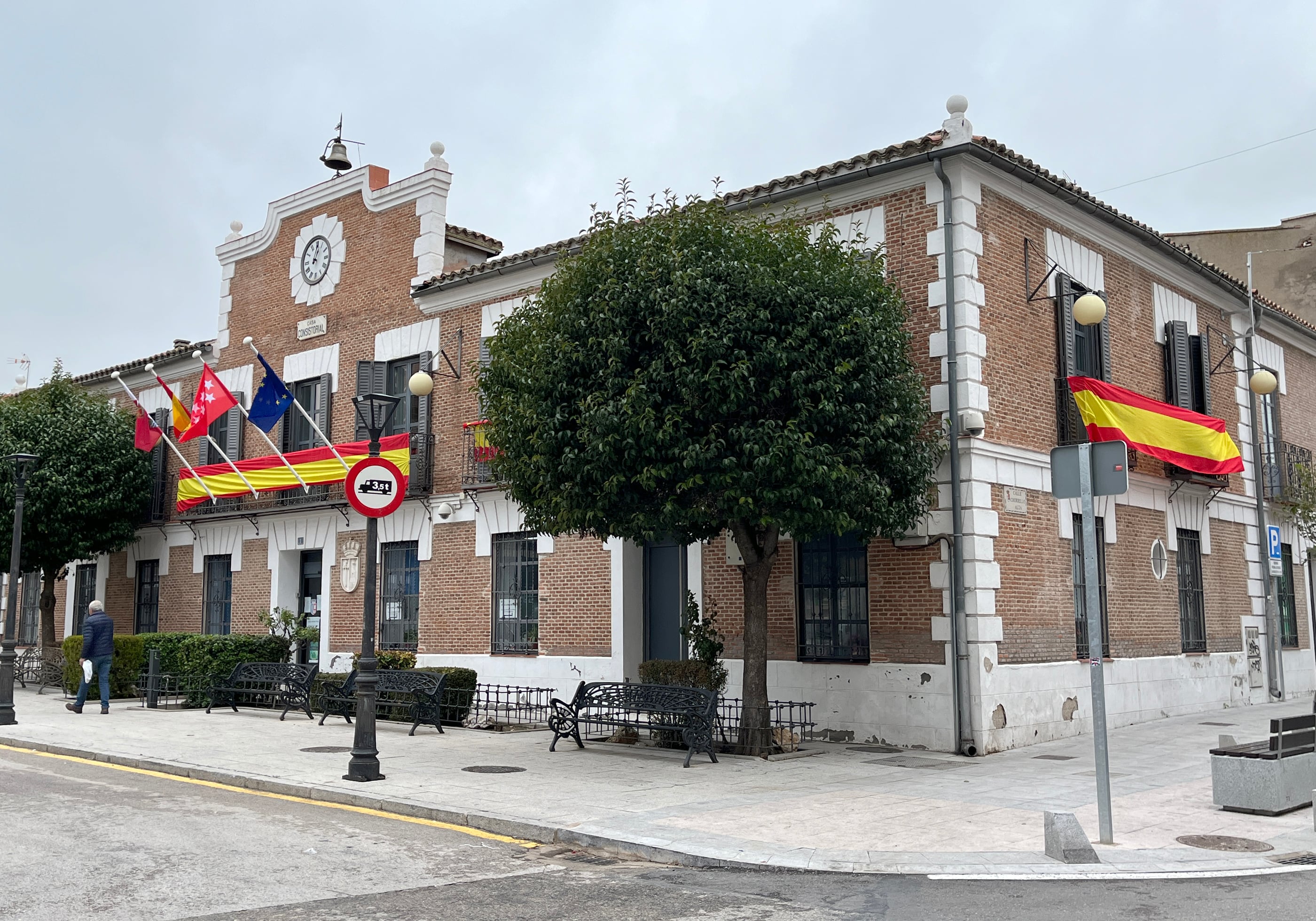 Edificio consistorial del Ayuntamiento de Paracuellos de Jarama engalanado con banderas de España con motivo del Día de la Constitución