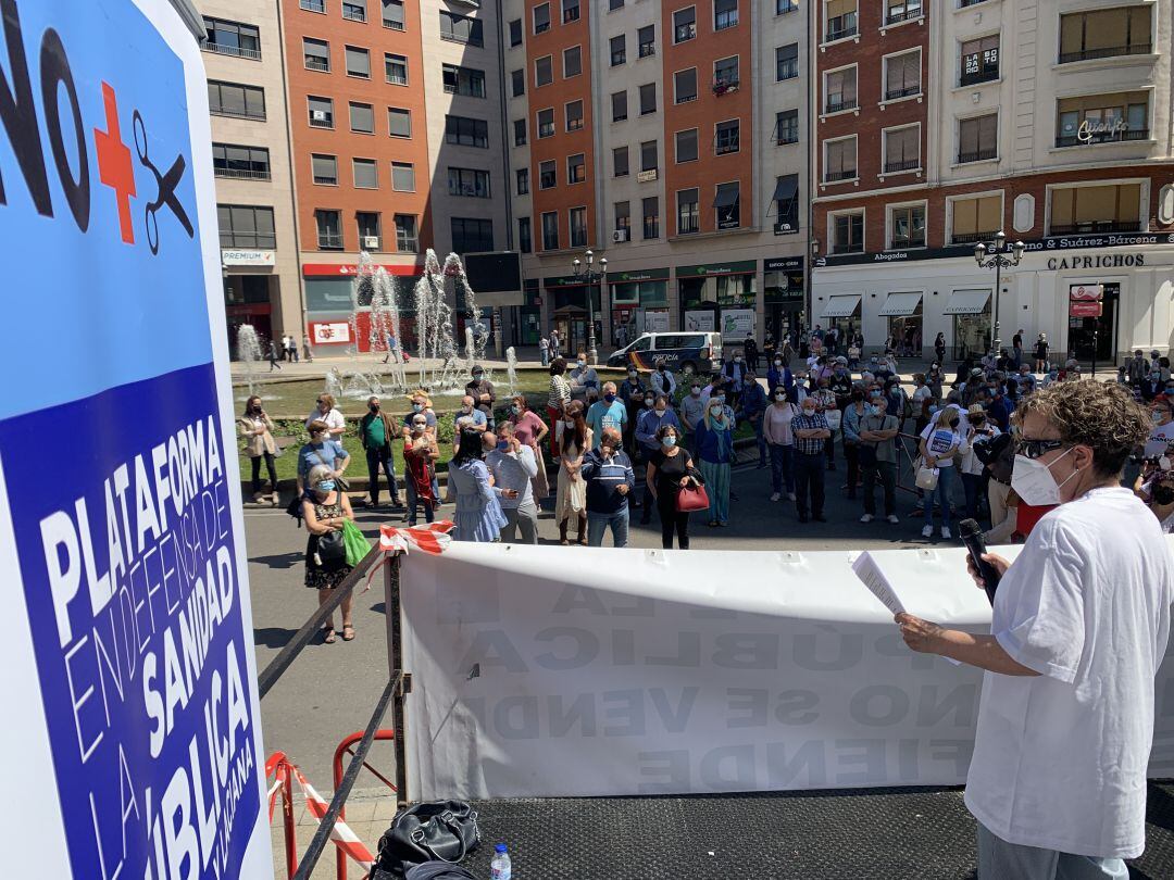 La concentración se llevó a cabo en la plaza de Lazúrtegui