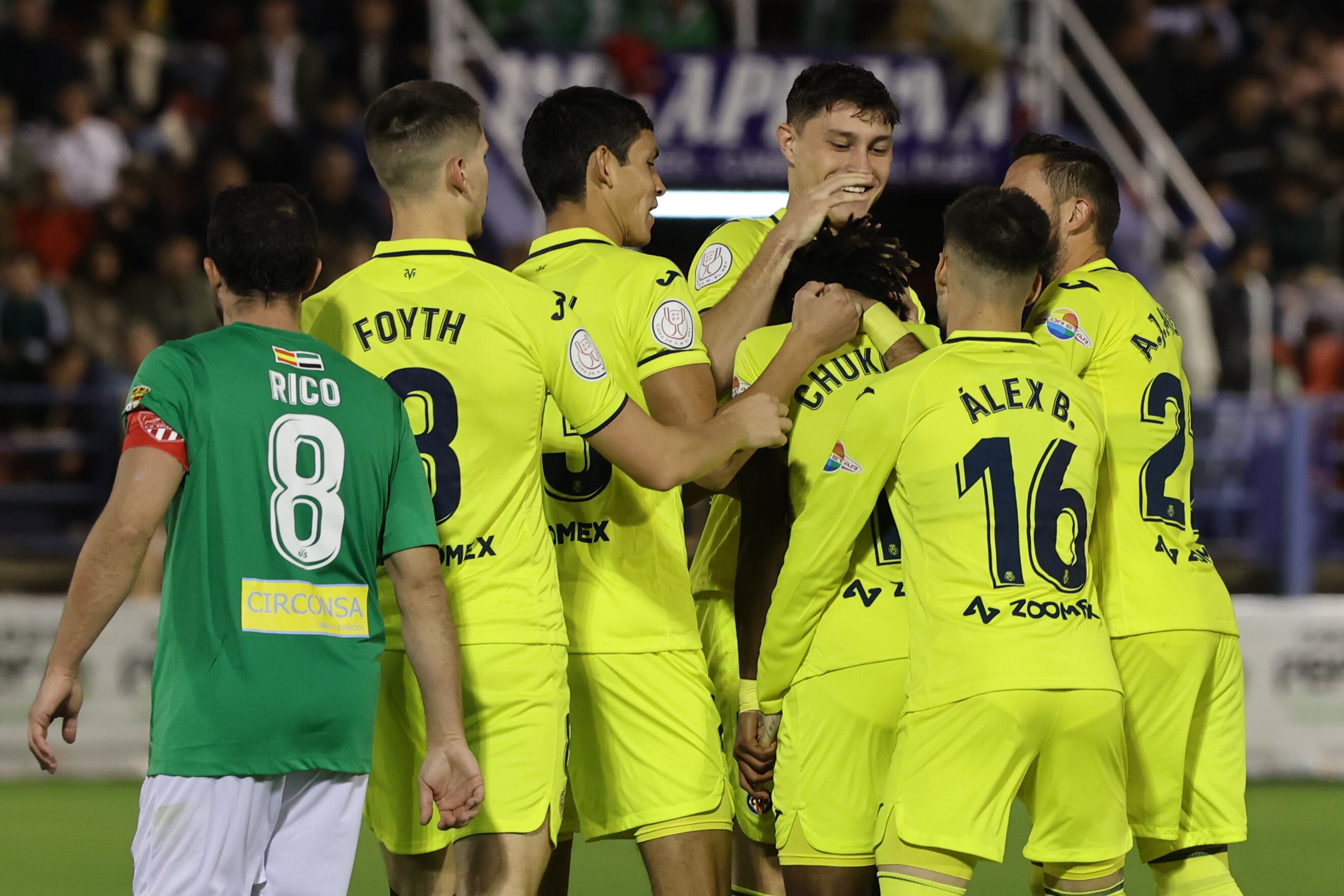 Almendralejo (Badajoz), 12/11/2022.- Los jugadores del Villarreal celebran uno de los goles del nigeriano Samuel Chukwueze (3d) durante el encuentro correspondiente a la primera ronda de la Copa del Rey que disputan CD Santa Amalia y Villarreal hoy Sábado en el estadio Francisco de la Hera, en Almendralejo. EFE/ Jero Morales.
