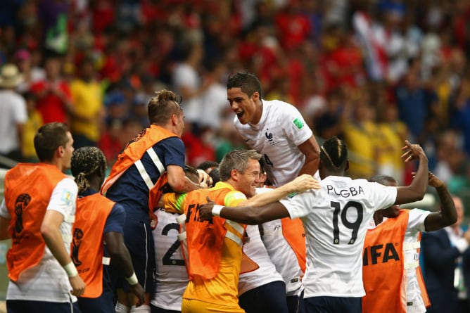 Los jugadores franceses celebran el quinto tanto de Moussa Sissoko