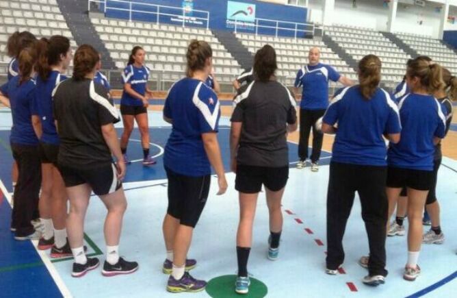 Aitor Etxaburu da instrucciones a sus jugadoras en la sesión de pretemporada en el Gasca