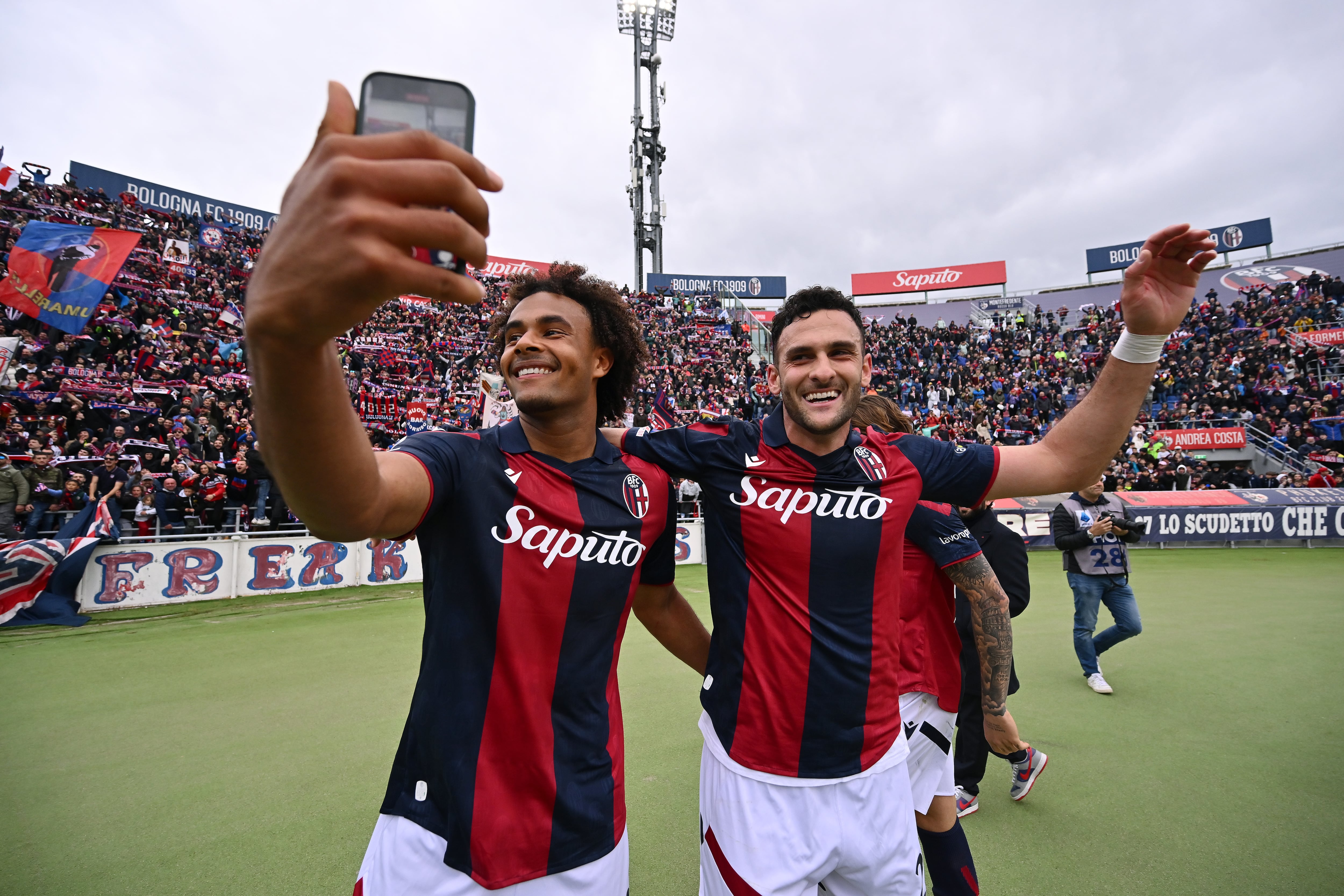 Zirkzee y Lykogiannis, jugadores del Bolonia (Alessandro Sabattini/Getty Images).