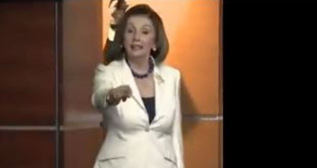 Nancy Pelosi increpa a un periodista. 